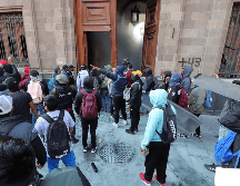 López Obrador pidió que no se abriera una investigación al respecto, luego de que ayer normalistas tumbaran la puerta de Palacio Nacional para entrar. EFE / M. Hartz