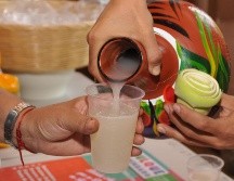 La producción de aguamiel y pulque requiere de estas personas que extraen el líquido del agave pulquero. NOTIMEX / ARCHIVO