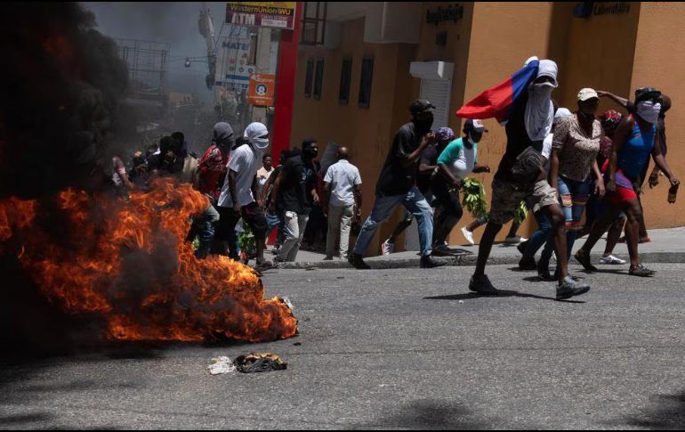 Mientras que la tensión se apodera de la ciudad y la población se mantiene en alerta, en un clímax que hace temer que algo va a pasar durante la noche. EFE / J. SABIN