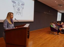 Claudia Delgadillo participó este jueves en la ceremonia inaugural de la colectiva Leonas con Raíces UdeG, ante quienes propuso conformar alianza entre mujeres, visibilizar la agenda de género, y trabajar juntas en la defensa de los derechos de todas. CORTESÍA.