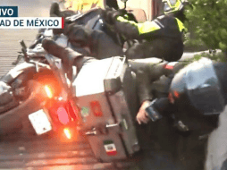 Aunque terminaron en el suelo, estos expertos no perdieron la compostura frente a la preocupación de sus colegas de transmisión. X/@AztecaNoticias