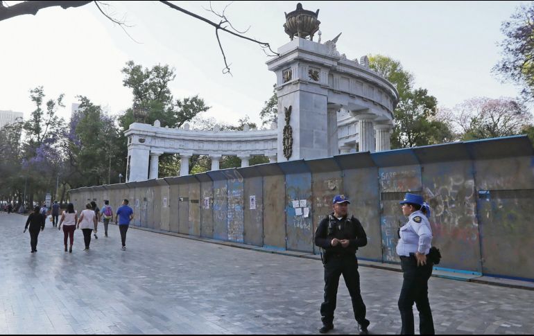El Gobierno de Ciudad de México colocó vallas metálicas que rodean el Hemiciclo a Juárez y otros monumentos y edificios  para evitar daños contra posibles actos de vandalismo. EFE