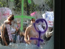 8M: La destrucción de objetos en la vía púbica, durante el paso del contingente mujeres, también forma parte de la expresión de inconformidad por los abusos y la demanda por los derechos. SUN / ARCHIVO