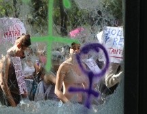 8M: La destrucción de objetos en la vía púbica, durante el paso del contingente mujeres, también forma parte de la expresión de inconformidad por los abusos y la demanda por los derechos. SUN / ARCHIVO
