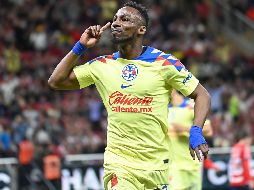 Los aficionados de Chivas que en encontraban en la sección de la porra le dirigieron gestos obscenos e imitaron sonidos de mono. IMAGO7