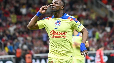 Los aficionados de Chivas que en encontraban en la sección de la porra le dirigieron gestos obscenos e imitaron sonidos de mono. IMAGO7