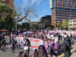 Decenas de mujeres vestidas de negro y con los rostros cubiertos han comenzado a dar indicaciones al resto de las asistentes, quienes caminarán por la avenida Mariano Otero para continuar por la avenida Lázaro Cárdenas hasta llegar al Puente Matute Remus.  EL INFORMADOR / R. Bobadilla
