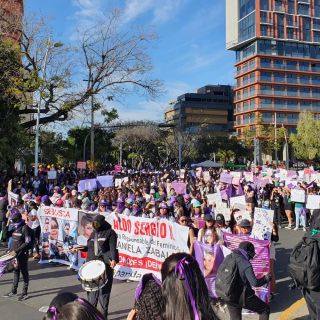 Comienza a reunirse protesta abolicionista en la Glorieta de los Niños Héroes