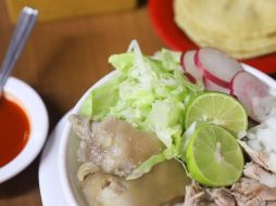 El pozole se prepara con carne de cerdo (principalmente con cabeza) y caldo de maíz cacahuazintle. EL INFORMADOR/ ARCHIVO.