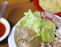 El pozole se prepara con carne de cerdo (principalmente con cabeza) y caldo de maíz cacahuazintle. EL INFORMADOR/ ARCHIVO.