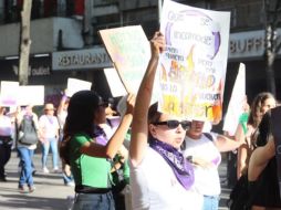Un grupo de mujeres partió en primera instancia hacia la glorieta, aunque poco después siguió el recorrido el contingente encabezado por familiares de mujeres desaparecidas y víctimas de feminicidio. CORTESÍA/POLICÍA GDL