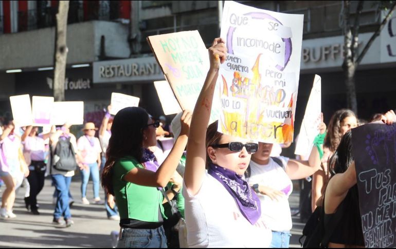 Un grupo de mujeres partió en primera instancia hacia la glorieta, aunque poco después siguió el recorrido el contingente encabezado por familiares de mujeres desaparecidas y víctimas de feminicidio. CORTESÍA/POLICÍA GDL