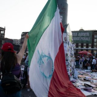 En Ciudad de México activistas feministas izan su propia bandera nacional tricolor