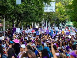 Con múltiples consignas y exigencias para ponerle un alto a las violencias, la protesta se llevó a cabo desde la Rotonda de los Jaliscienses Ilustres, pasando por avenida Vallarta hacia la Glorieta de las y los desaparecidos. EL INFORMADOR / A. Navarro
