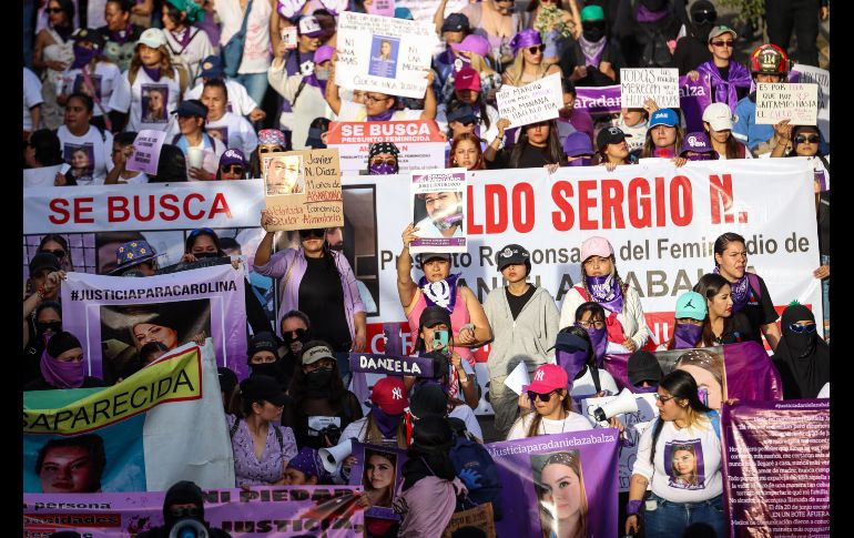 Durante la protesta, niñas, jóvenes y mujeres adultas se manifestaron con consignas como ““¡señor, señora, no sea indiferente, se mata a las mujeres delante de la gente!”. EL INFORMADOR/ H. Figueroa.