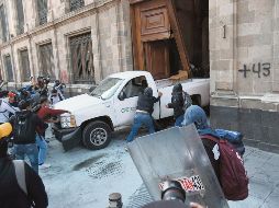 El pasado jueves, manifestantes del caso Ayotzinapa derribaron una puerta de ingreso a Palacio Nacional. EL UNIVERSAL