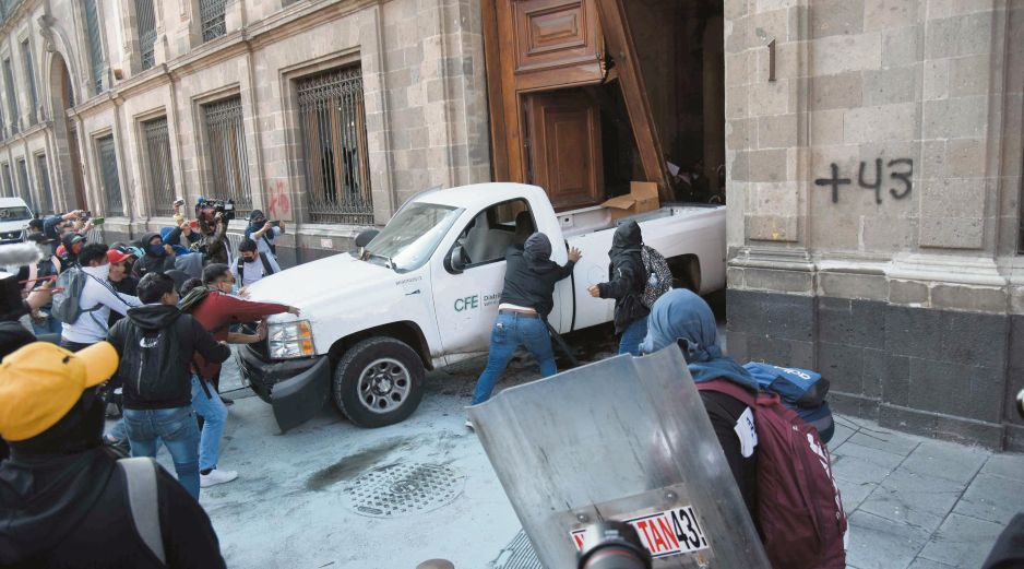 El pasado jueves, manifestantes del caso Ayotzinapa derribaron una puerta de ingreso a Palacio Nacional. EL UNIVERSAL