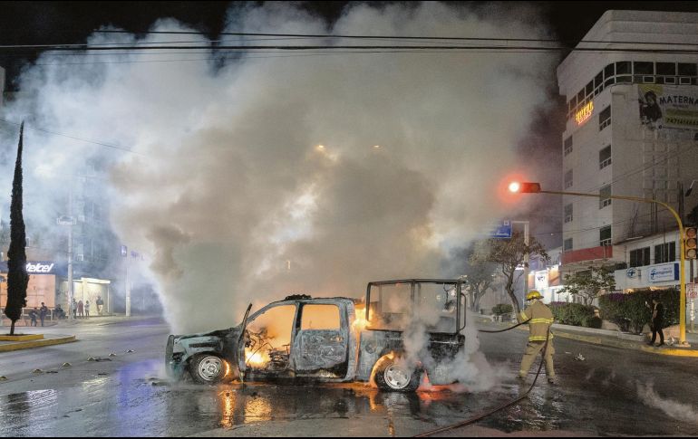 Luego de conocerse el deceso del estudiante, manifestantes incendiaron una camioneta de la Policía Estatal de Guerrero. AFP