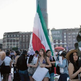 Feministas colocan su propia bandera tricolor
