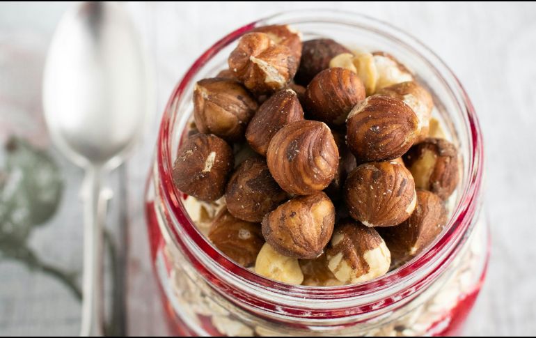 La vitamina E juega un papel importante en ciertas funciones relacionadas con la piel y el envejecimiento.  La podemos encontrar en alimentos como las avellanas. ESPECIAL / Foto de Monika Grabkowska en Unsplash