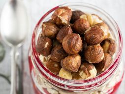 La vitamina E juega un papel importante en ciertas funciones relacionadas con la piel y el envejecimiento.  La podemos encontrar en alimentos como las avellanas. ESPECIAL / Foto de Monika Grabkowska en Unsplash