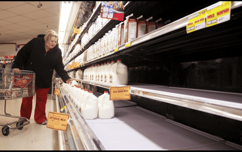 Si eres de las personas que consumen leche descremada, tal vez sea más conveniente que puedas inclinarte por batidos de proteínas, leche semidescremada, yogur natural y leches vegetales. AP / ARCHIVO