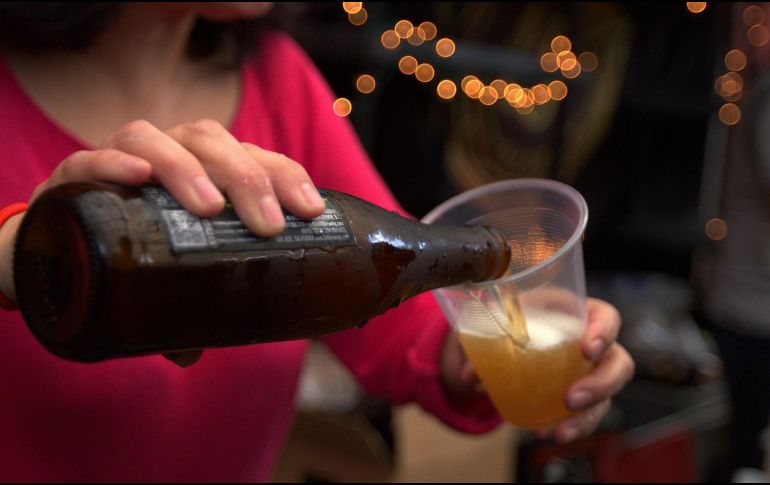 La recomendación es la de siempre leer el contenido del medicamento para conocer qué ingredientes contiene, y además, consultar al médico sobre la manera en que alcohol y medicina pueden interactuar. NTX / ARCHIVO