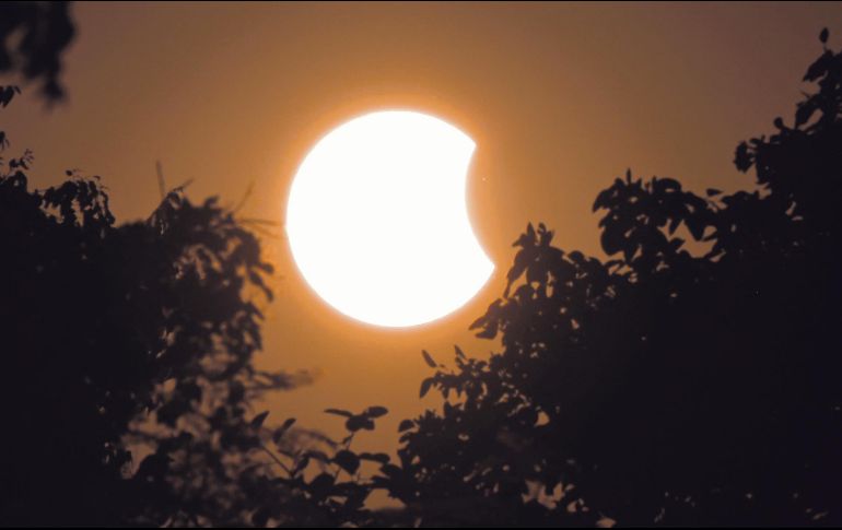 De acuerdo con el Gobierno de México, por ningún motivo se debe observar el Eclipse Solar directamente. AFP / ARCHIVO