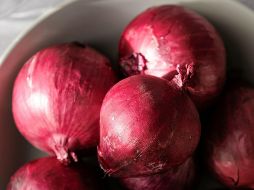 Este tipo de cebolla suele llamar la atención de muchos, debido a su color tan característico. ESPECIAL / Foto de Jeff Siepman en Unsplash