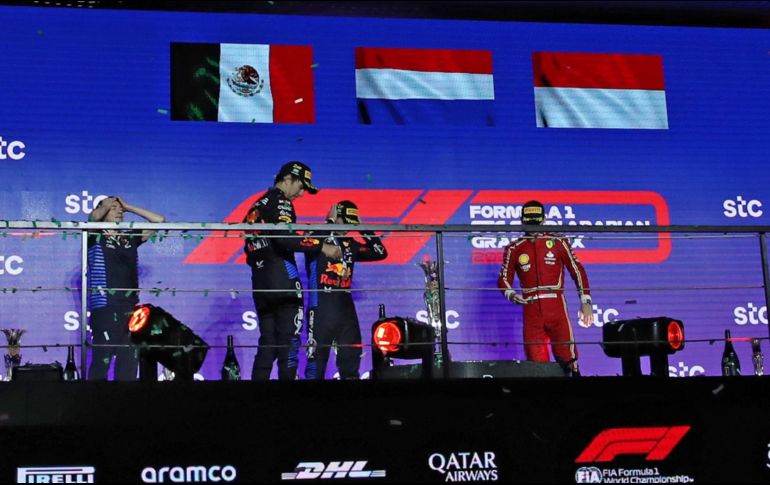 Max Verstappen compartió el podio con el mexicano Sergio Pérez y el monegasco Charles Leclerc. EFE / A. Haider