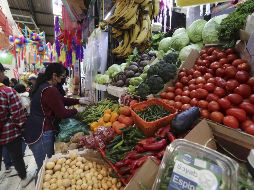Recuerda evitar los jugos de tomate envasados, que pueden contener altos niveles de sal y azúcar, y optar por preparar tu propia versión en casa con frutas y verduras naturales. SUN / ARCHIVO