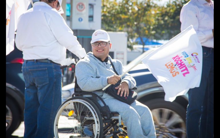 La activación que realizaron los diversos equipos de “Confío en México” este sábado se concentró en los cruceros de Avenida Aviación y Santa Margarita. CORTESÍA.