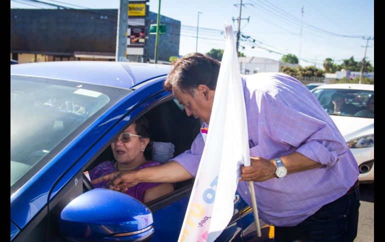 La activación que realizaron los diversos equipos de “Confío en México” este sábado se concentró en los cruceros de Avenida Aviación y Santa Margarita. CORTESÍA.