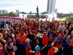 A través de redes sociales se viralizó la invitación que citaba a todos y todas sus fans a las 9:00 horas en el monumento. EFE/ F. Guasco.