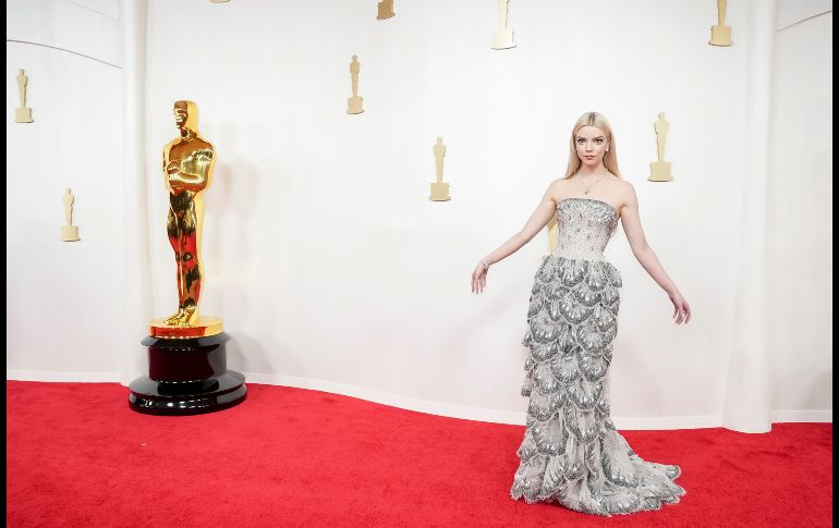 De las estrellas más glamorosas de la velada fue Anya Taylor Joy, la actriz optó por un vestido de cientos de brillantes de Christian Dior y joyas de Tiffany and Co. EFE / A. Dinner
