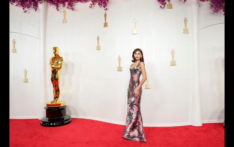 También quien prefirió los tonos rosados fue Zendaya a través de un Armani Privé. EFE / A. Dinner
