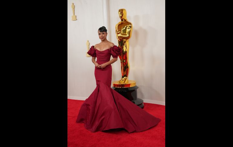 La actriz, Liza Koshy lució un vestido rojo con la figura de rosas en los hombros, de hecho, las rosas son una importante tendencia en esta temporada de primavera 2024. EFE / A. Dinner