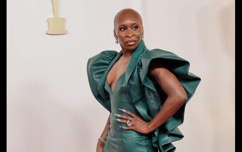 Cynthia Erivo apostó por un enigmático vestido verde, muy ad hoc con su próxima película “Wicked” donde interpretará a la bruja “Elphaba”. EFE / A. Dinner