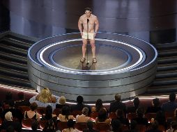 Cena apareció visiblemente avergonzado, sin pantalones ni camisa, solo cubriendo sus partes íntimas con un sobre blanco, y bromeó al respecto. EFE / C. Brehman