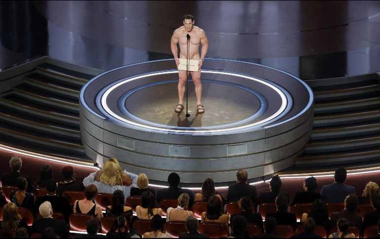 Cena apareció visiblemente avergonzado, sin pantalones ni camisa, solo cubriendo sus partes íntimas con un sobre blanco, y bromeó al respecto. EFE / C. Brehman