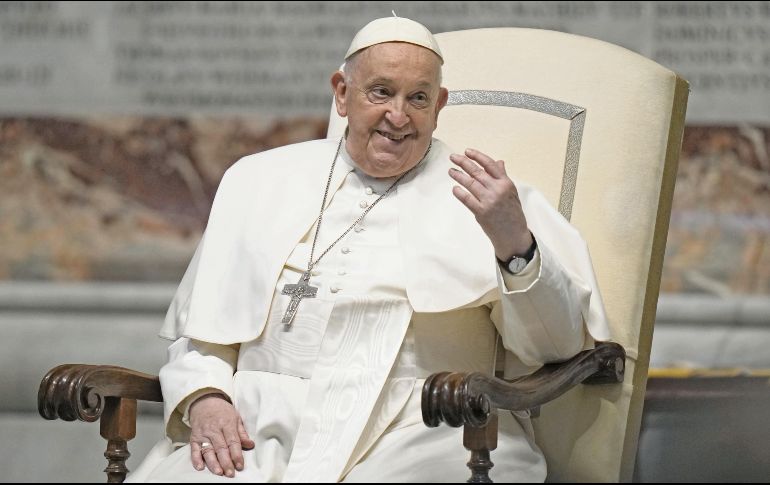 El Papa Francisco recibió distintas críticas por “sugerir” que Ucrania debería negociar su retirada del conflicto bélico con Rusia para tener paz en la región. AP