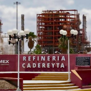 Chocan con AMLO por cierre de las refinerías