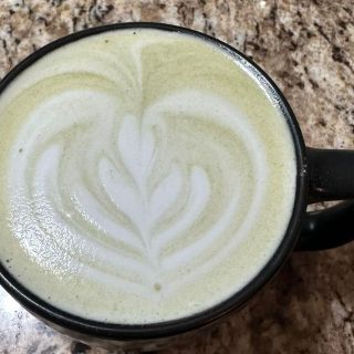 ¿Qué es un Flat White? La bebida de moda que homenajea Doodle