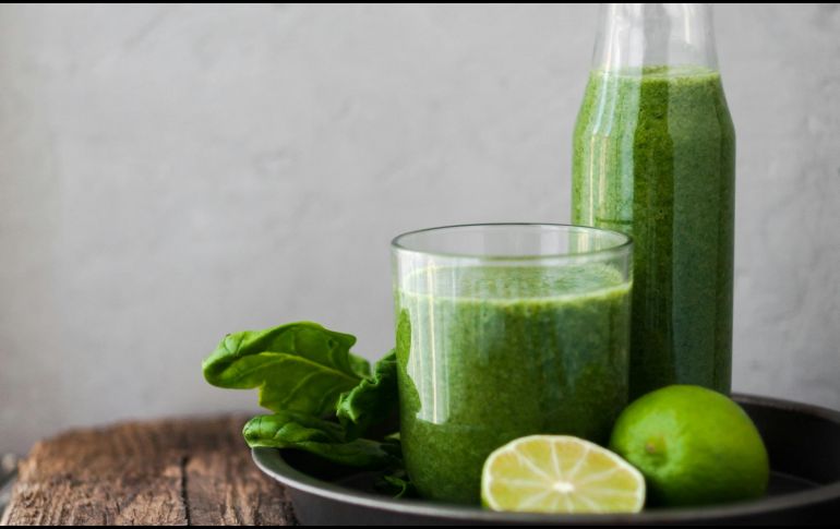 Al consumirlo a través de un jugo, también se ingiere agua, vitaminas A, B, C y K, ácido fólico, fibra y potasio, principalmente. UNSPLASH /  A. Karpenko