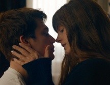 La nueva película de Anne Hathaway narra el romance entre una mujer de 40 años y un artista global de 24. ESPECIAL / AMAZON PRIME VIDEO