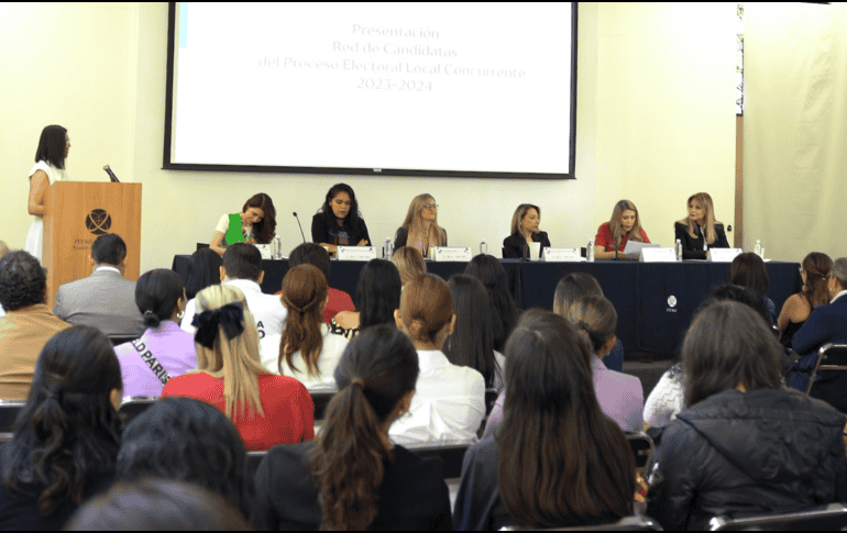Claudia Delgadillo y Laura Haro en la firma de los compromisos por un proceso electoral libre de Violencia Política contra las Mujeres en Razón de Género. CORTESÍA/IEPC