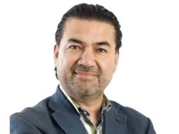 Itzul Barrera, hija del periodista, pidió apoyo para localizarlo y compartió su imagen y un teléfono. ESPECIAL.