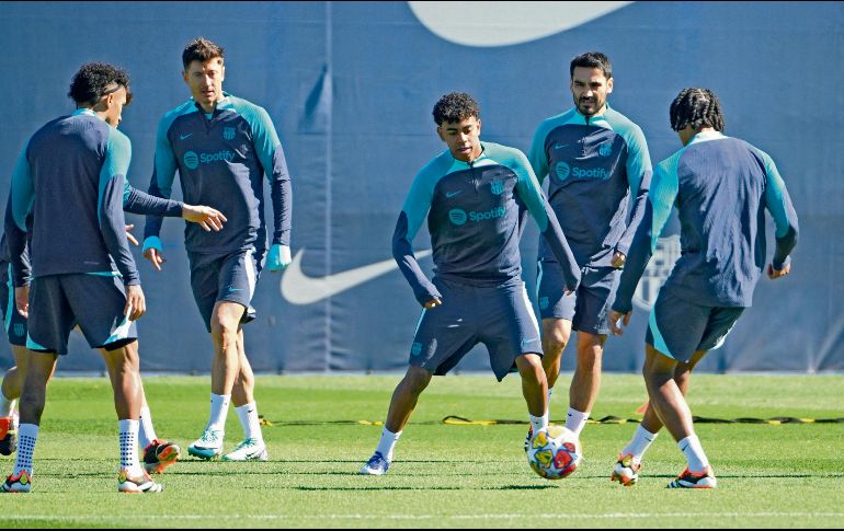 Lamine Yamal (centro) podría ser una de las figuras del Barcelona en este vital encuentro ante el Napoli. AFP/J. Lago