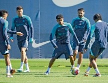Lamine Yamal (centro) podría ser una de las figuras del Barcelona en este vital encuentro ante el Napoli. AFP/J. Lago