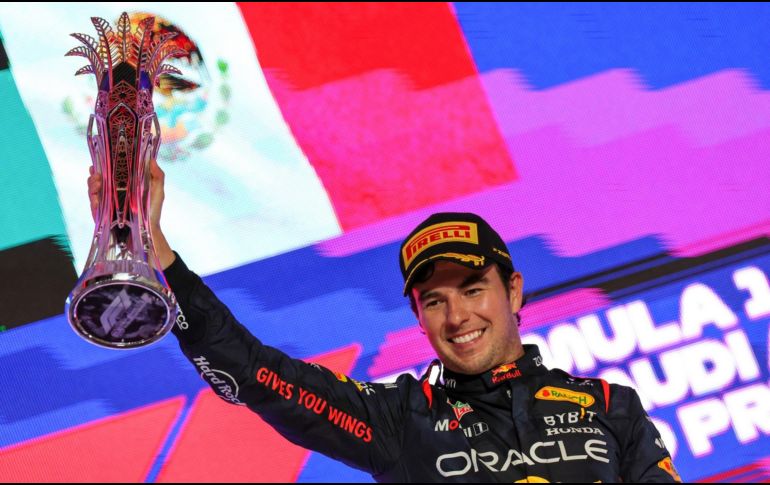 Checo Pérez sabe que los buenos resultados durante la temporada 2024 de la Fórmula 1 le harán amarrar su contrato con los austriacos, al menos por un año más. AFP / ARCHIVO